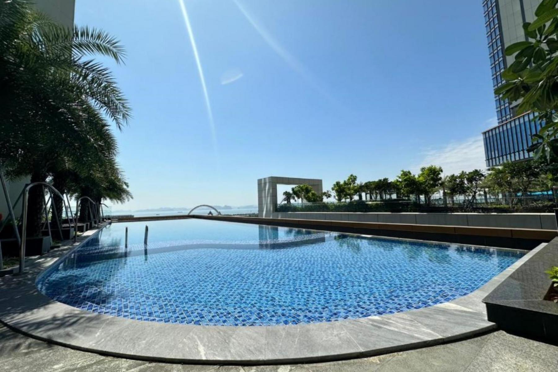 bể bơi của Muong Thanh Luxury Ha Long Residence